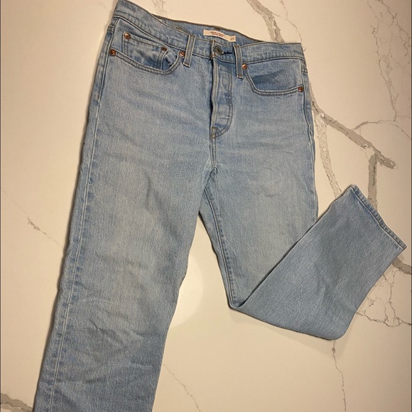 Brand new, barely worn. Light denim wedgie straight leg Levi’s. Size 27. - Picture 4 of 5